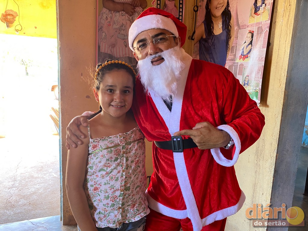 Papai Noel da TV Diário do Sertão vai até Triunfo entregar presente para menina de 10 anos