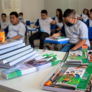 Prefeitura de Triunfo entrega kits escolares para alunos da rede municipal de ensino