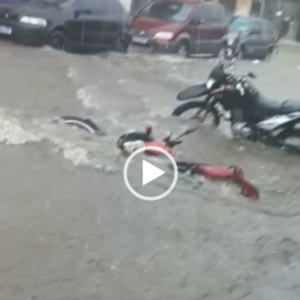 Temporal deixa ruas de Cajazeiras alagadas; inundação derruba motos e deixa carros ilhados