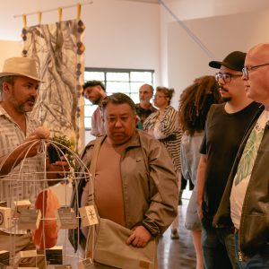 Artista triunfense Sebá Neto leva memória e pertencimento à mostra “O Peso da Linha”, em São Paulo